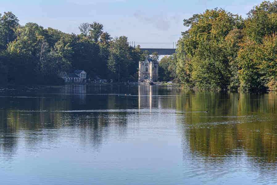 Francia - Chantilly 41 - Étangs de Commelles - castillo de la Reina Blanca.jpg